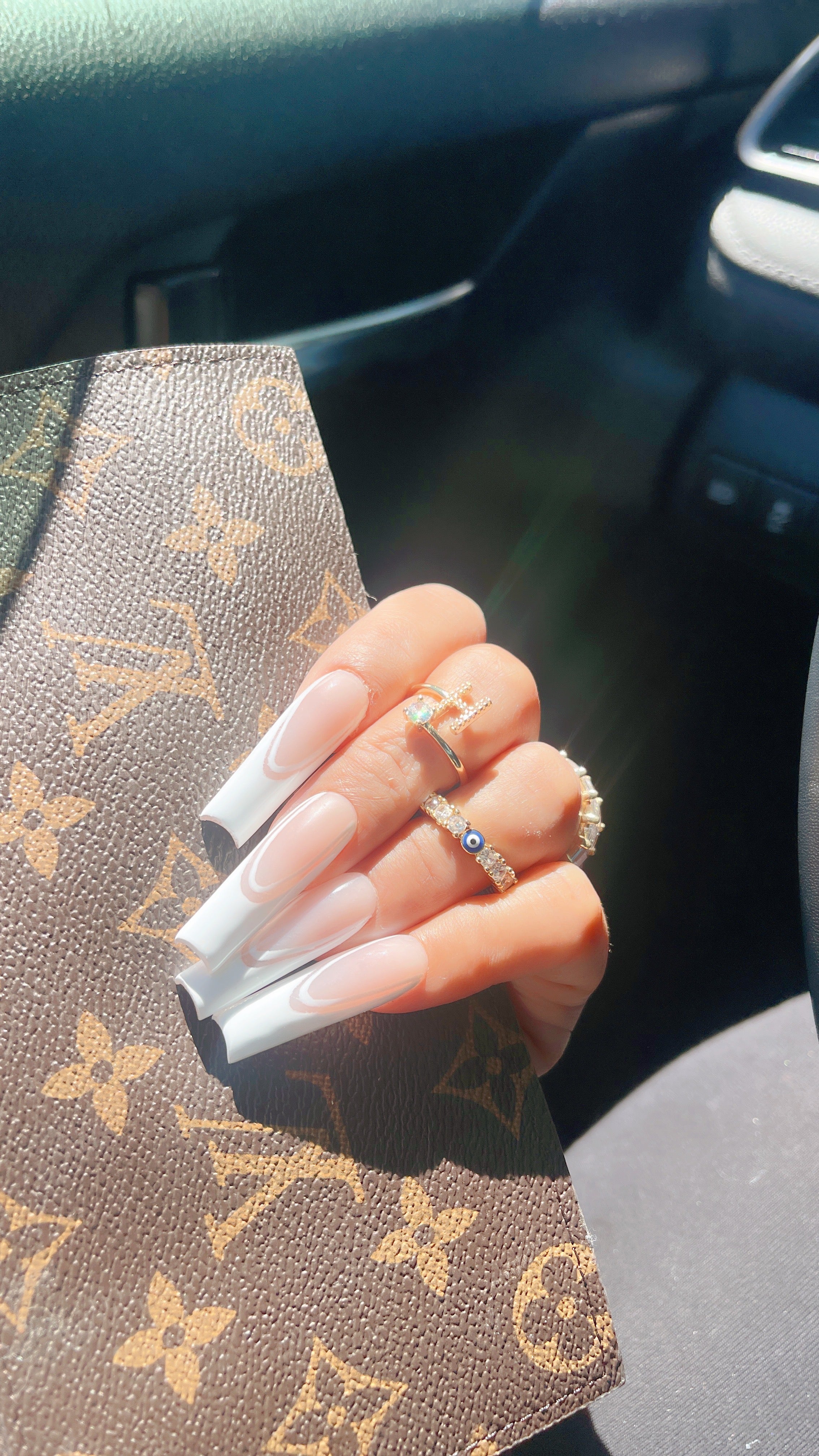 Anillo con inicial chapado en oro de 14 quilates