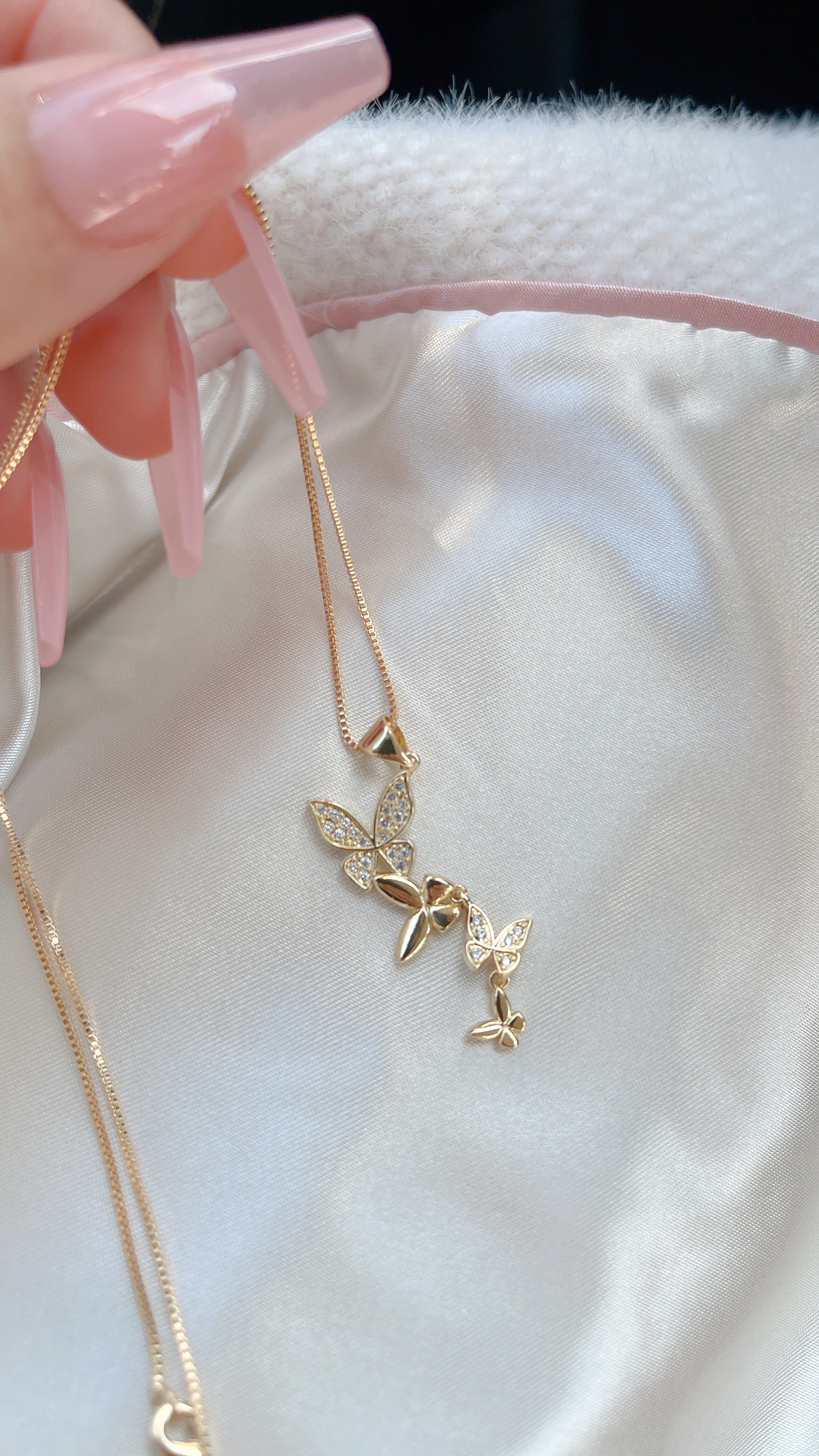 Collar de tiras de mariposa