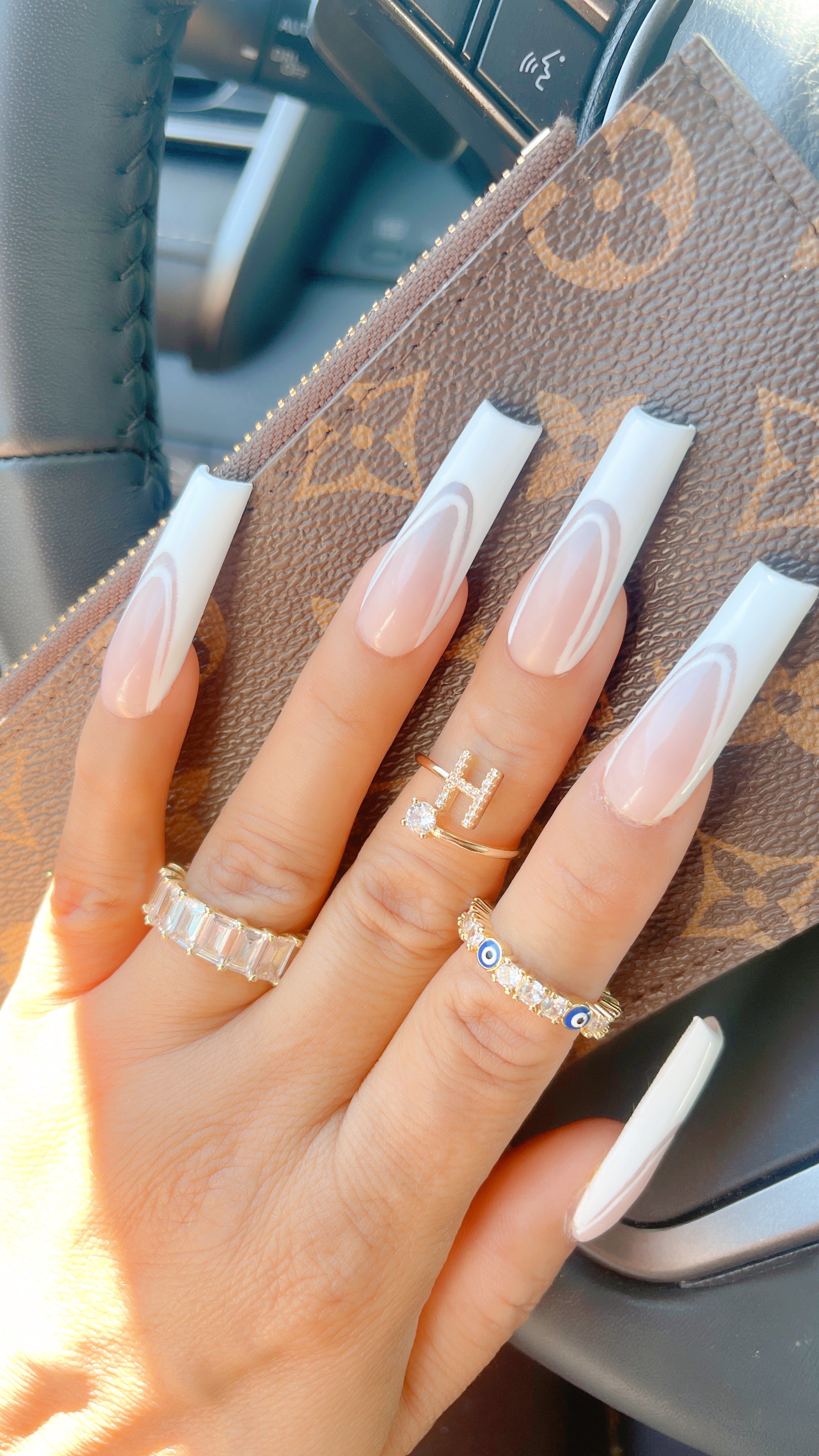 Anillo con inicial chapado en oro de 14 quilates